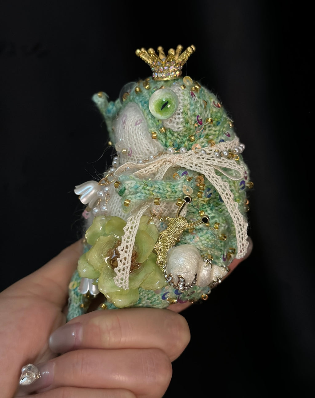 Mint Court Toad – Crystal Crown &amp; Bellflower Pendant Edition | Handmade Knitted Frog with Pearl Lace, Emerald Eyes &amp; Floral Side Embellishments