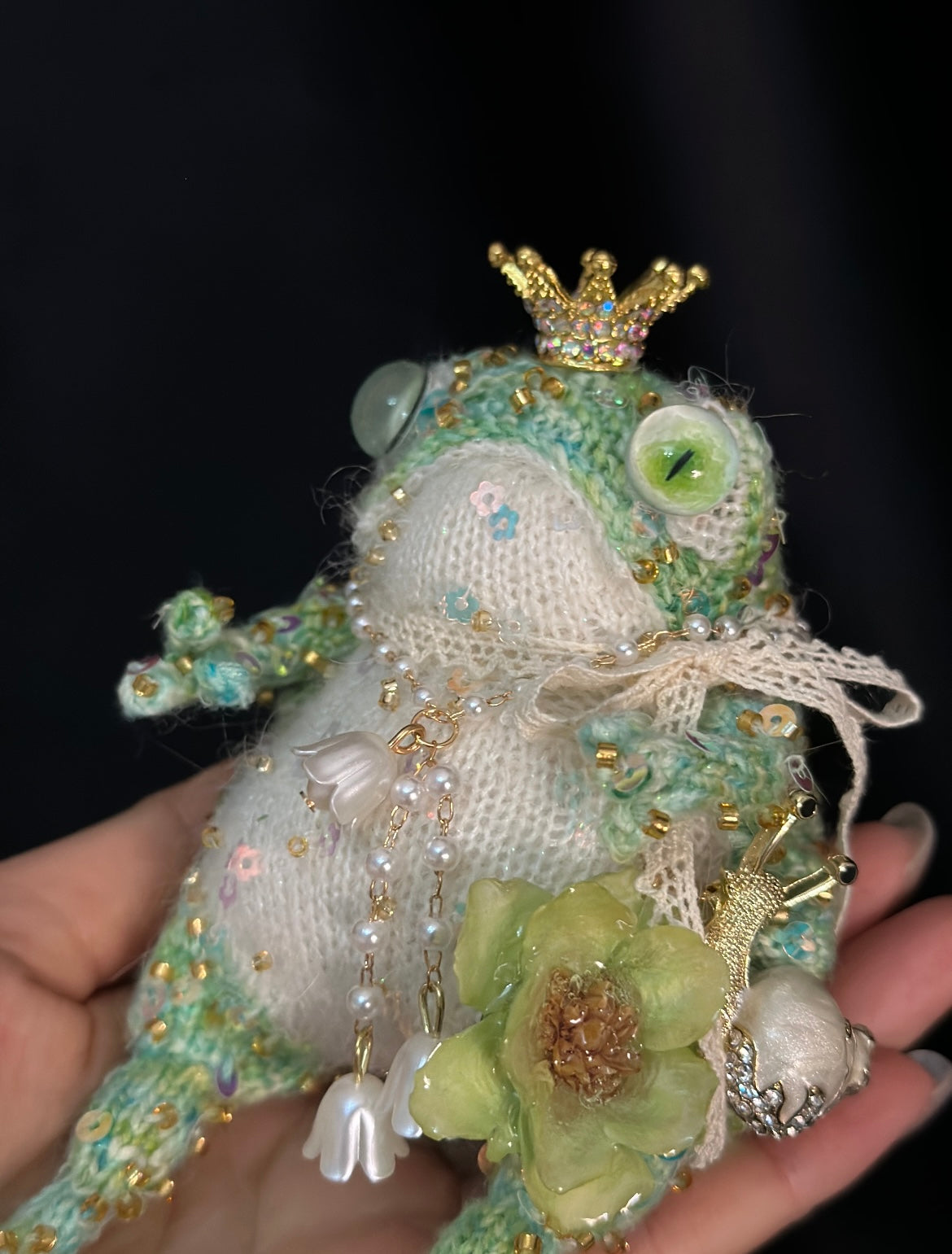 Mint Court Toad – Crystal Crown &amp; Bellflower Pendant Edition | Handmade Knitted Frog with Pearl Lace, Emerald Eyes &amp; Floral Side Embellishments