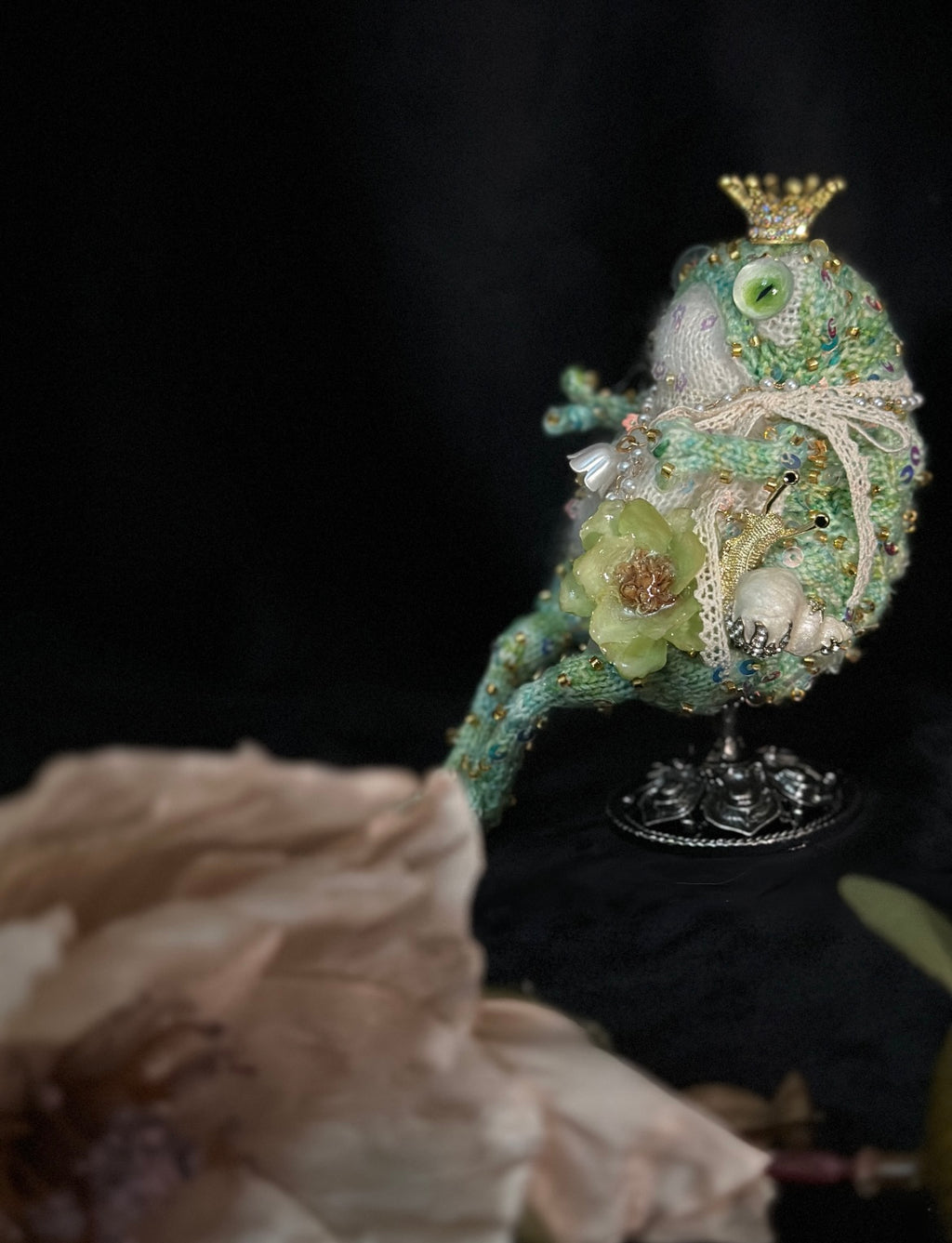 Mint Court Toad – Crystal Crown &amp; Bellflower Pendant Edition | Handmade Knitted Frog with Pearl Lace, Emerald Eyes &amp; Floral Side Embellishments