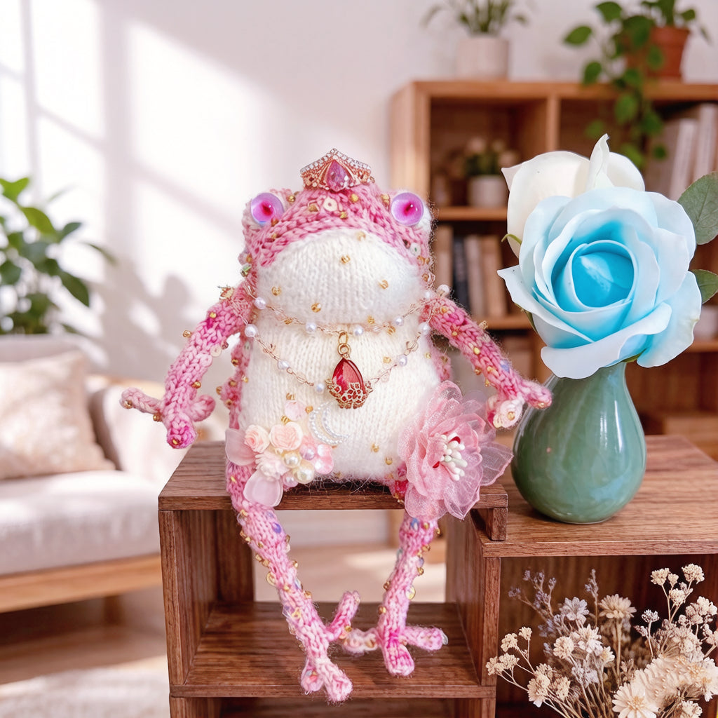 Pink Princess Toad – Crochet Fairy-Tale Figurine | Golden Crown, Pearl Necklace &amp; Snail Companion