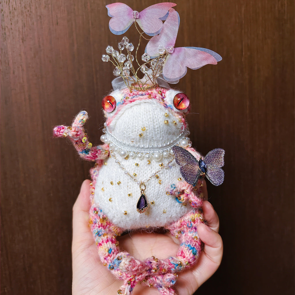 Butterfly Crown Toad – Hand-Knitted Fairy-Tale Figurine | Crystal Tiara, Pearl Choker &amp; Purple Teardrop Pendant
