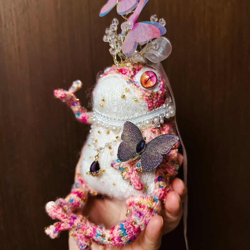 Butterfly Crown Toad – Hand-Knitted Fairy-Tale Figurine | Crystal Tiara, Pearl Choker &amp; Purple Teardrop Pendant
