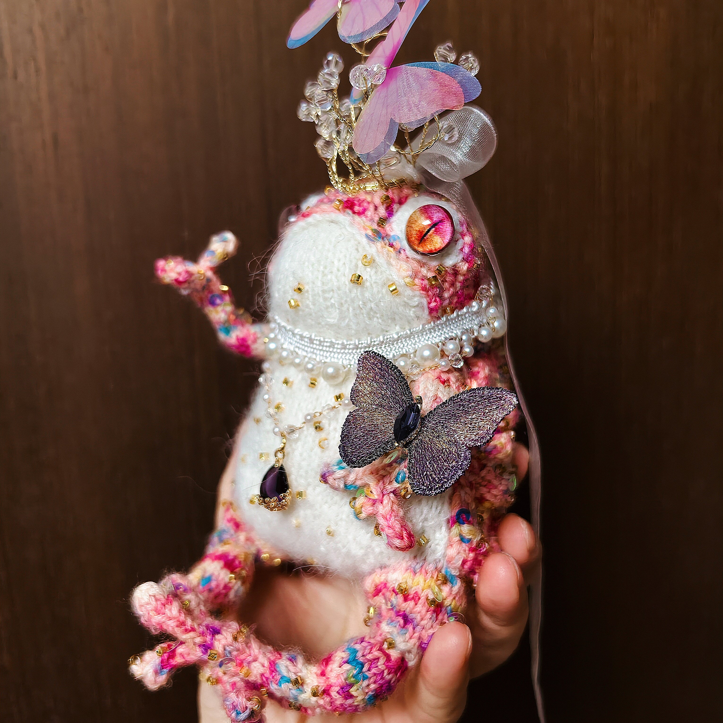 Butterfly Crown Toad – Hand-Knitted Fairy-Tale Figurine | Crystal Tiara, Pearl Choker &amp; Purple Teardrop Pendant