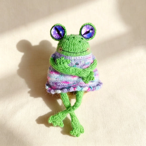 Dress-Up Frog – Hand-Knitted Customizable Figurine with Removable Skirt, Interchangeable Eye Colors &amp; Crochet-Knit Dual Technique | The Third Space